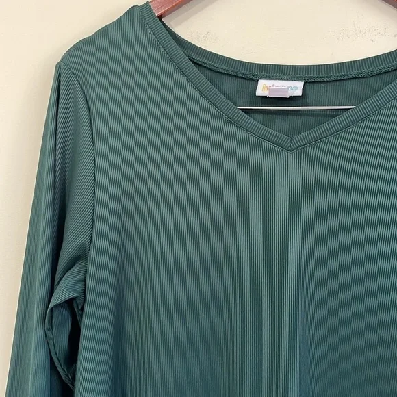 LuLaRoe Women’s Long Sleeve Elizabeth Tunic Size Small - Picture 2 of 7